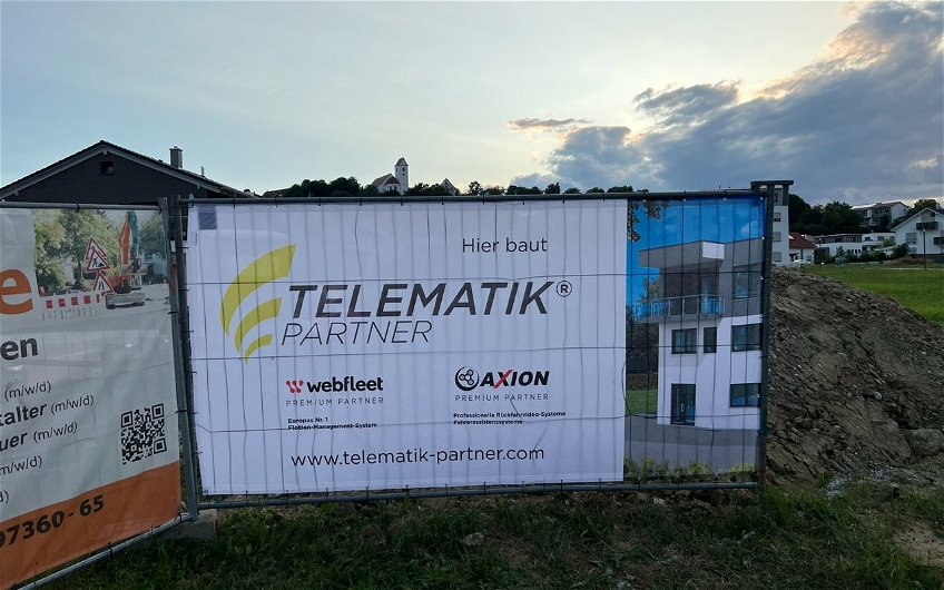 Banner auf der Baustelle der Telematik Partner GmbH in Berg