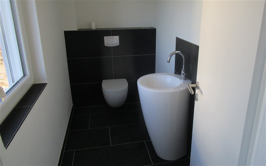 Die Sanitärobjekte im Gäste-WC wurden montiert.