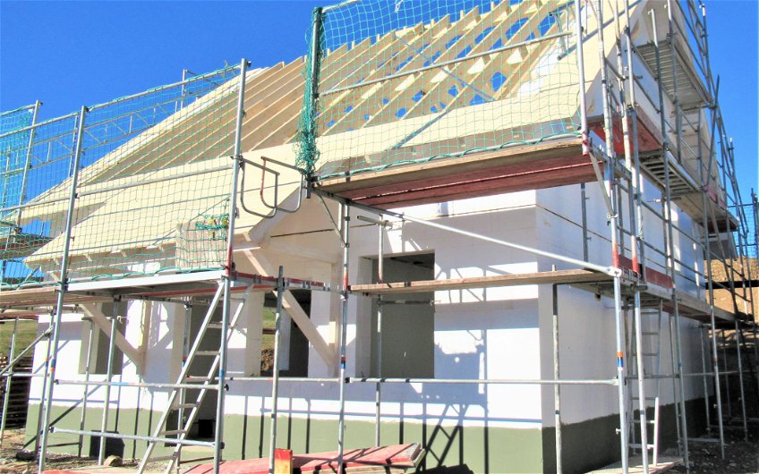Die Dachstuhlkonstruktion wurde aufgebaut.                               