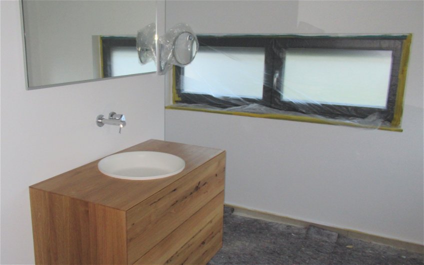 Das Waschbecken wurde mit einem modernen und integrierten Unterschrank an der Wand befestigt.
