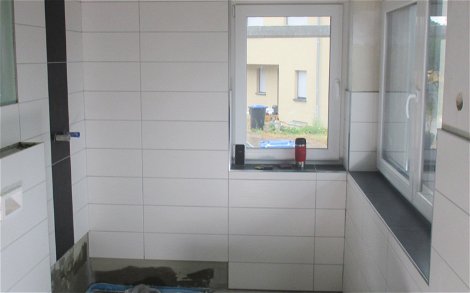 Die Wände des Badezimmers wurden gefliest.