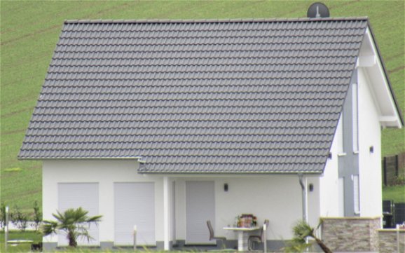 Durch den verlängerten Dachüberstand kann die Terrasse bei jedem Wetter genutzt werden.