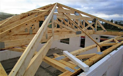 Die Dachstuhlkonstruktion wurde errichtet.                