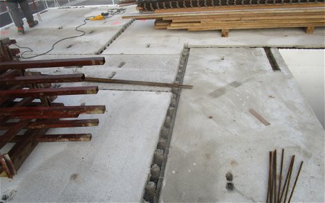 Die Stahlbetondeckenplatten wurden positioniert. 