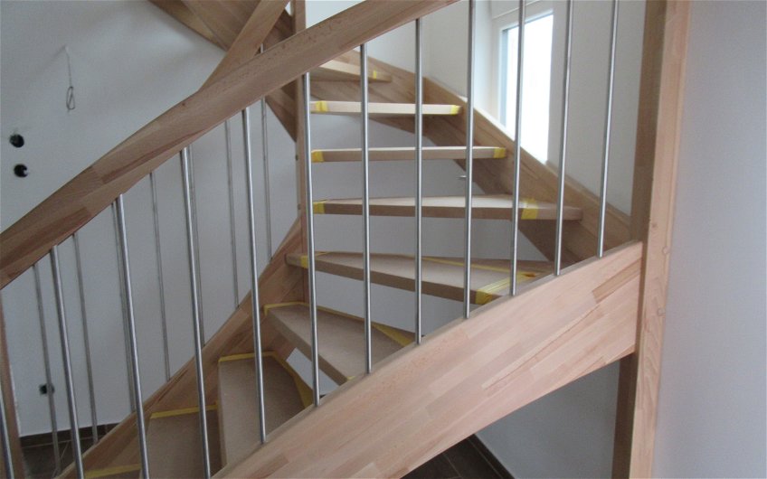 Die Treppe wurde montiert und mit einem Schutz vor Schmutz auf den Stufen versehen. 