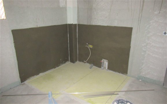 Hier entsteht die bodengleiche Dusche. Dafür werden die Wände gemauert und gefliest.
