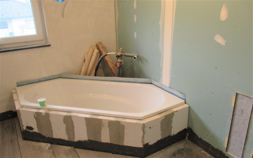 Für reinstes Badevergnügen sorgt die moderne Eckbadewanne. 