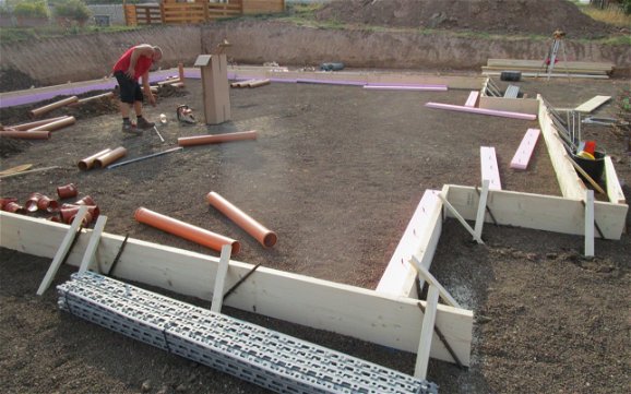 Die Vorbereitungen für die Bodenplatte werden ausgeführt.