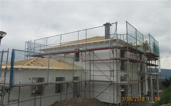 Das Obergeschoss steht und die Arbeiten für das Dach können beginnen.