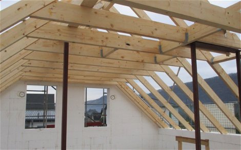 Nachdem der Beton ausgehärtet ist, konnte in kürzester Zeit mit der Montage des Dachstuhls begonnen werden.