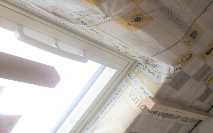 Das Dachflächenfenster ermöglicht direktes Tageslicht von oben und sorgt für gute Belüftung. Für das Plus an Wohnlichkeit wird das Dachgeschoss gedämmt.