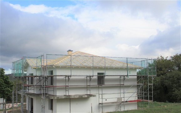 Vorbereitung zur Dacheindeckung, dafür wurde entsprechend Folie und die Dachlattung aufgebracht.