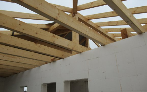 Nachdem der Beton erhärtet ist, konnte die Montage des Dachstuhles erfolgen.