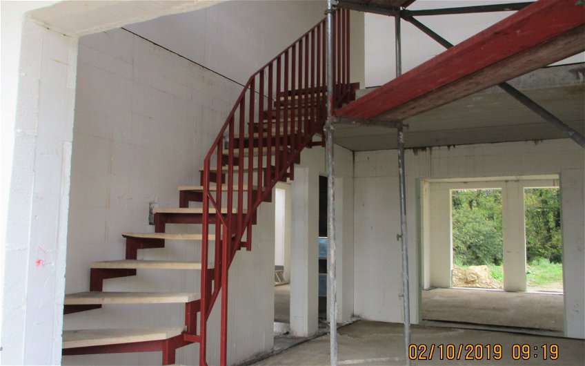 Die Treppe wurde aufgebaut und die Arbeiten im Dachgeschoss können fortgeführt werden.