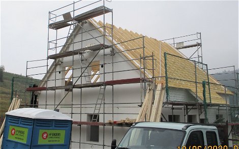 Nach Richten des Dachstuhles, erfolgt die Dacheindeckung.