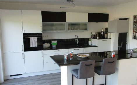 Von der modernen Küche aus, kann immer Blickkontakt in den offenen Wohnraum gehalten werden.