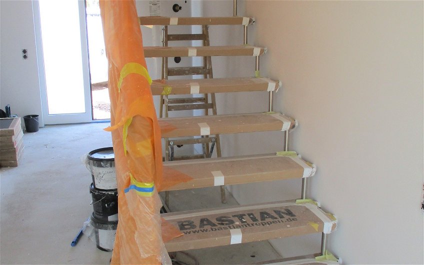 Die Treppe wurde eingebaut, für weitere Arbeiten im Haus wurde diese gegen Schmutz abgedeckt.