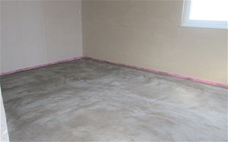 Die Trockenzeit von Estrich ist wichtig für die spätere Haltbarkeit des Fußboden-Untergrundes.