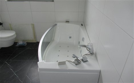 Hier kann die Bauherrenfamilie sich zukünftig entspannen, in der Luxus Badewanne mit Whirlpool.