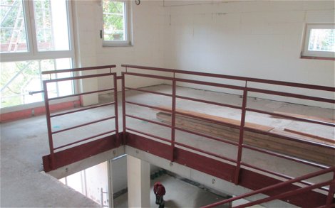Für die Errichtung des Dachgeschosses wurde die Betondecke verlegt und eine Aussparung der Treppenöffnung berücksichtigt. 