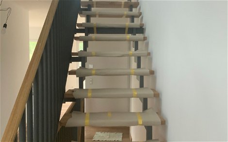 Die Treppenstufen wurden montiert.