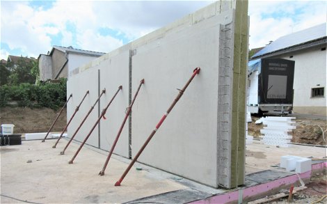 Für die Errichtung der Doppelhaushälfte wurde eine Schallschutzwand aufgestellt.