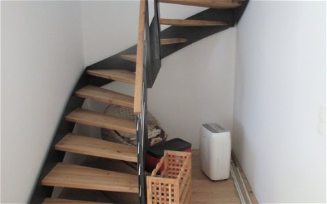 Die Treppenstufen aus Holz wurden eingebaut.