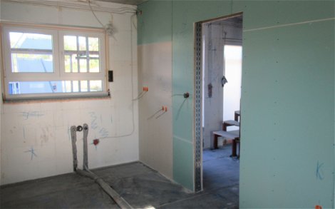 Für die Küche wurden Wasseranschlüsse und elektrische Leitungen verlegt.