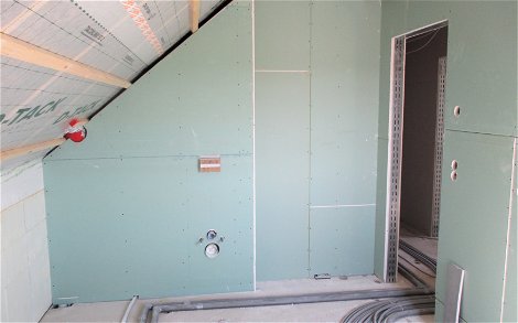 Im Bad wurden die Wände beplankt, so konnten im Inneren der Leichtbauwände Kabel und Rohre verlegt werden. 