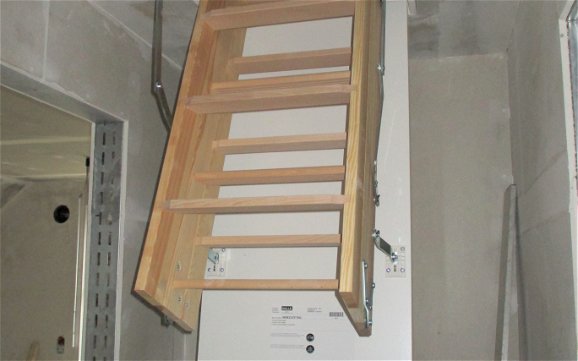 Der Dachboden kann durch die integrierte und ausklappbare Bodeneinzugstreppe erreicht werden und dient als zusätzlicher Abstellraum.