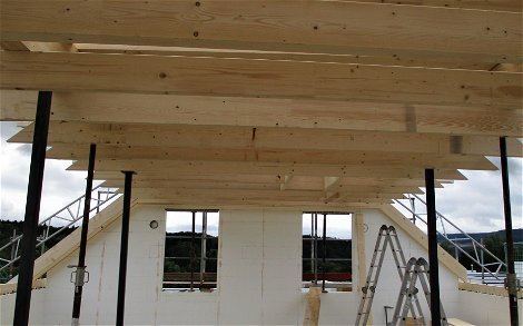 Der Dachstuhl ist das Tragwerk aus Holz, er muss zahlreiche Belastungen aushalten, wie sein Eigengewicht, die Dacheindeckung und vor allem Wind- und Schneelasten.