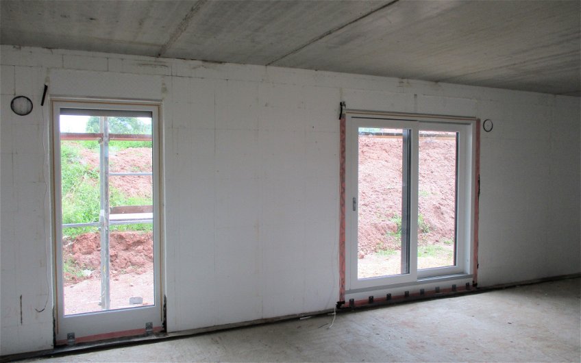 Bodentiefe Fensterelemente sorgen für lichtdurchflutete Räume.