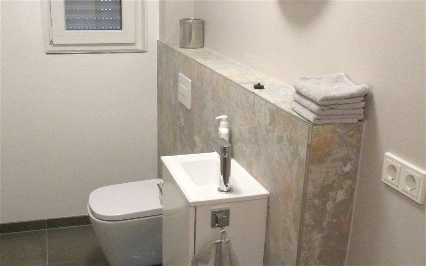 Auch im Gäste-WC wurden Toilette und Waschbecken montiert.