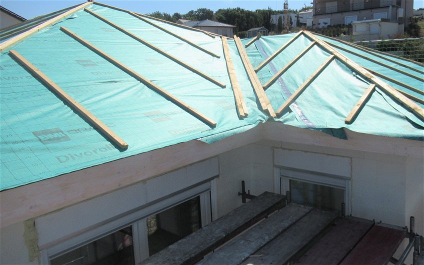 Für die Dacheindeckung wurde die Folie und Dachlattung befestigt.