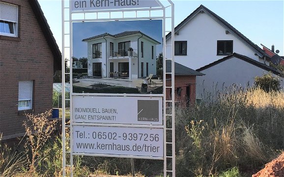 Welches Architektenhaus auf dem Grundstück in Freudenburg entstehen wird, zeigt das Baustellenschild. Für die ausführenden Handwerksbetriebe ist es ein wichtiger Wegweiser.