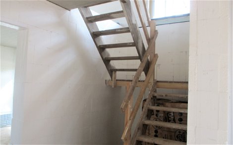 Die Rohbautreppe erleichtert den Zugang zum Dachgeschoss.
