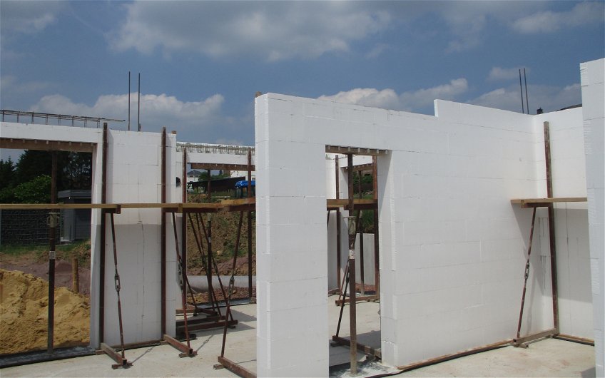 Stützen stabilisieren das Mauerwerk während die DuoTherm-Elemente mit Beton verfüllt werden.