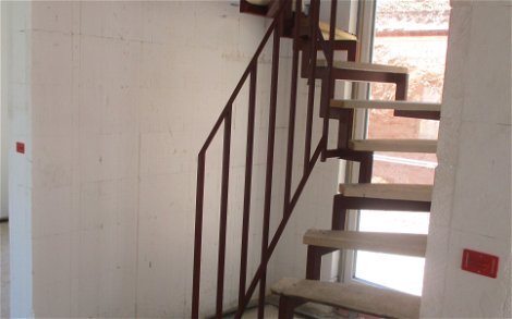 Mit dem Einbau der Rohbautreppe wird der Zugang zum Dachgeschoss während der Bauphase erleichtert. 