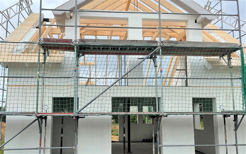 Für Zimmermann- und Dachdeckerarbeiten wurde ein Sicherheitsgerüst aufgebaut.