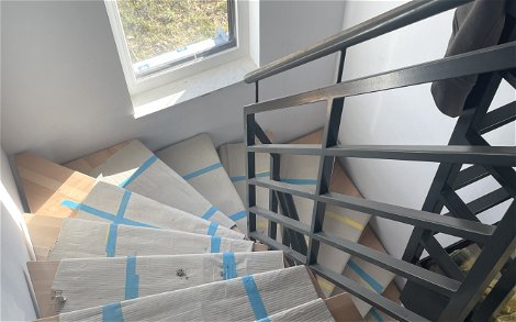 Das Geländer wurde gestrichen und Treppenstufen montiert.