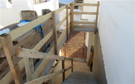 Provisorisch wurde ein Holzgerüst als Treppengeländer montiert.