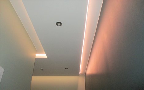 Die moderne und elegante Beleuchtung im Haus setzt die Räume optimal in Szene.
