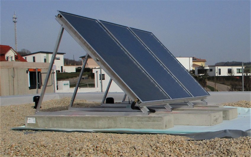 Solarpanele wurden auf dem Dach befestigt.