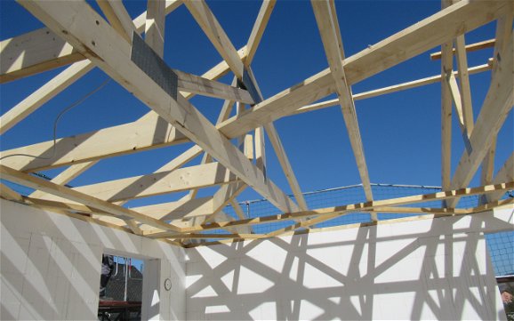 Bei dem Dachstuhl besteht das Tragwerk aus Holz, er muss zahlreiche Belastungen aushalten.