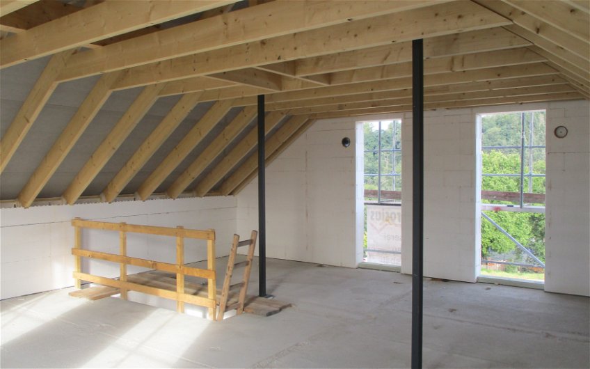 Die Dachfolie schützt das Haus vor äußeren Witterungseinflüssen.