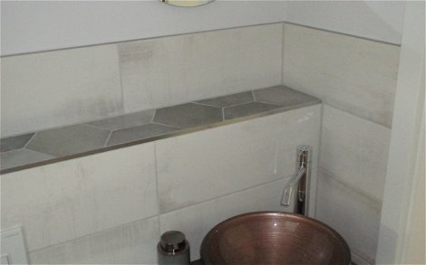 Im Gäste-WC wurde das moderne Waschbecken montiert.