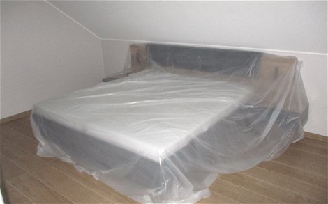 Passend unter dem klassischen Satteldach wurde das Bett aufgestellt.
