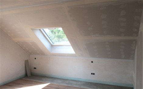 Die Drempelwand wurde in Leichtbauweise hergestellt und die Dachschrägen mit Gipskartonplatten beplankt.