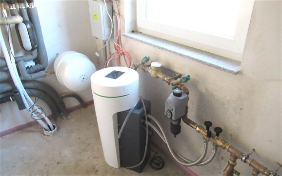 Die Trinkwasser-Enthärtungsanlage schützt Wasserleitungen und wasserführende Haushaltsgeräte zuverlässig vor Verkalkung.