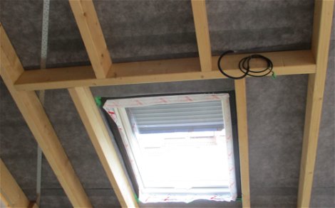 Das Dachflächenfenster ermöglicht direktes Tageslicht von oben, bequeme Belüftung und bringt ein Plus an Wohnlichkeit.